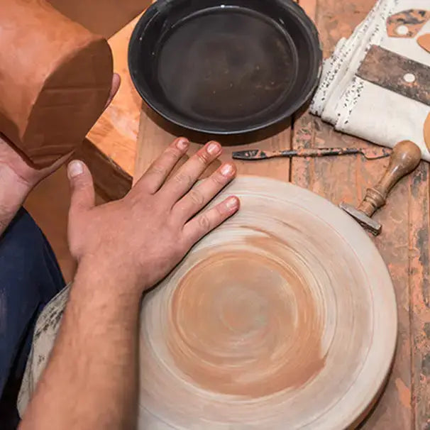 Blauwe geborstelde kaarshouder.