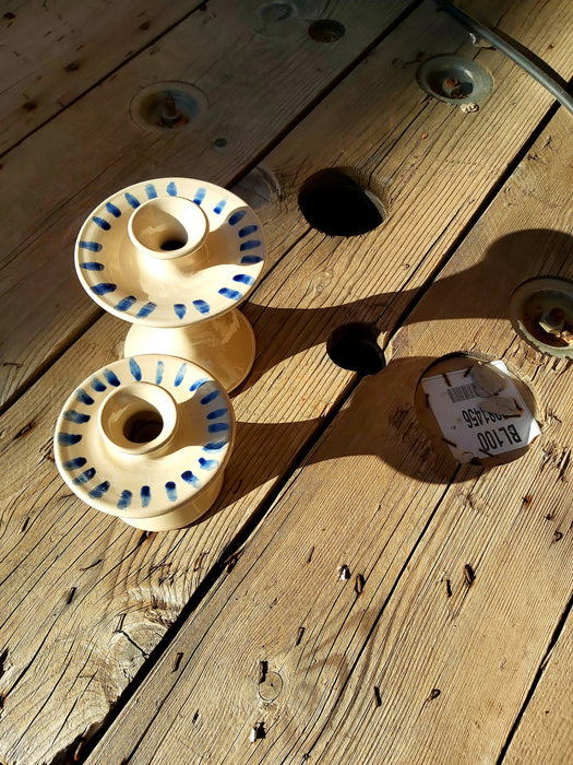 Blauwe geborstelde kaarshouder.