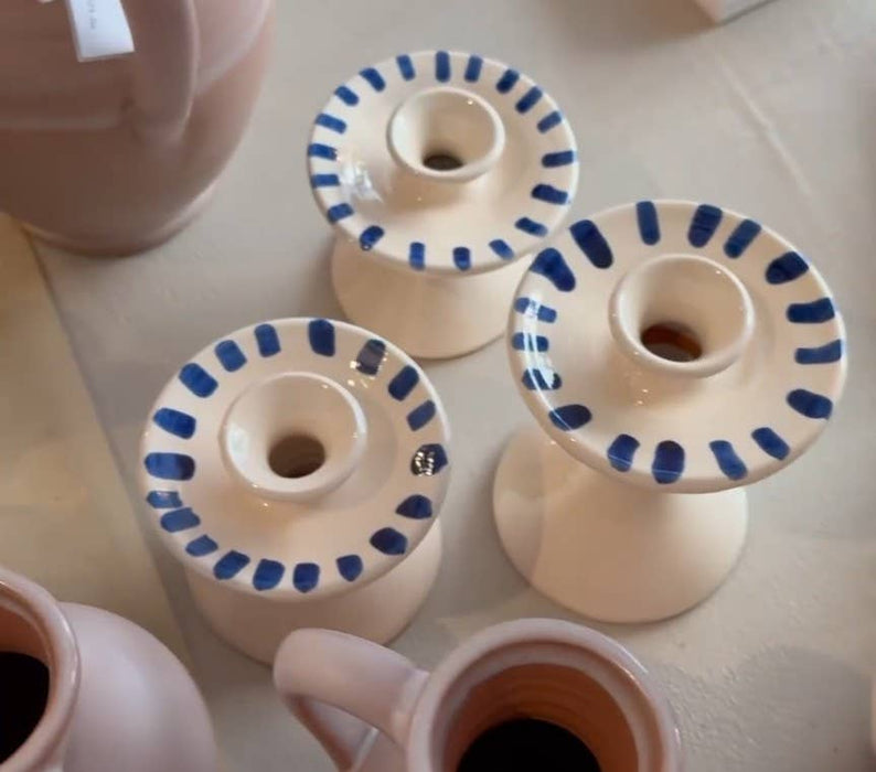 Blauwe geborstelde kaarshouder.